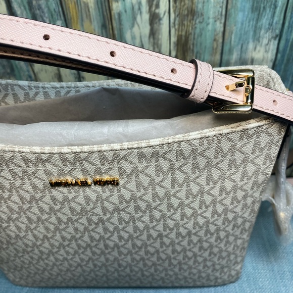 MICHAEL KORS JET SET TRAVEL LARGE LOGO MESSENGER BAG - Picture 6 of 9